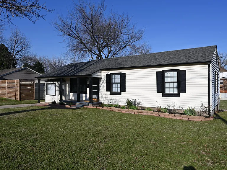 2347 S College Ave — Photo 2