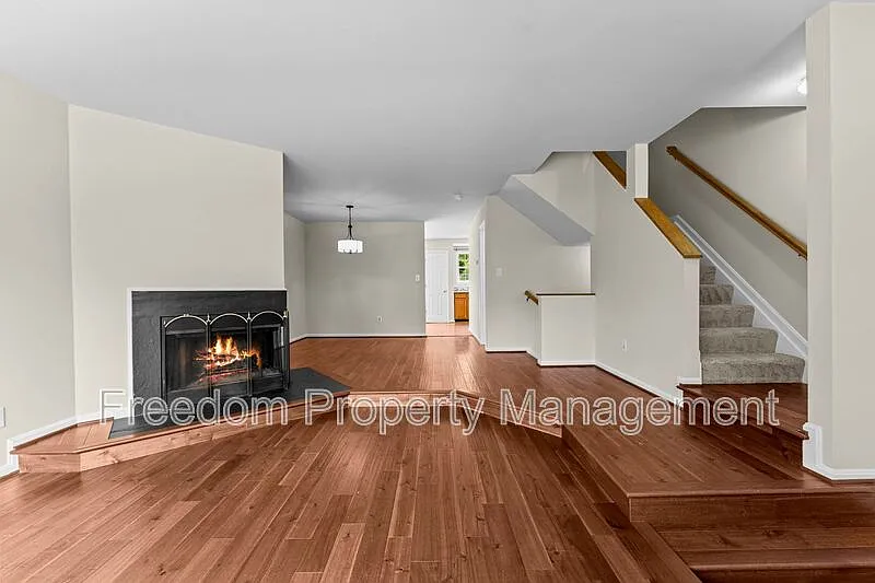 3 bed, 2.5 bath, 1416 sqft, $2,817 — Photo 3