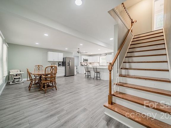 4th image of 125 Willow Dr