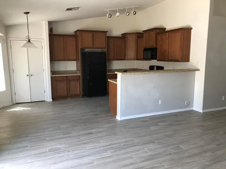 3011 W Wayland Dr — Photo 2