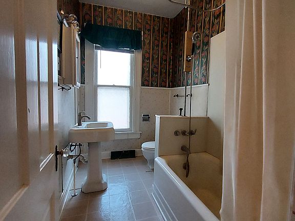 5th image of 110 NE Roanoke Ave #2