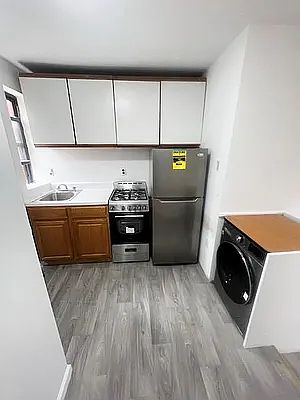 2nd image of 402 E 11th St APT 6