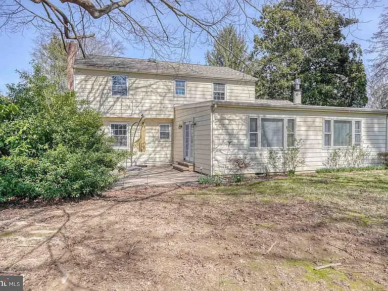 73 S Fairfield Dr — Photo 2