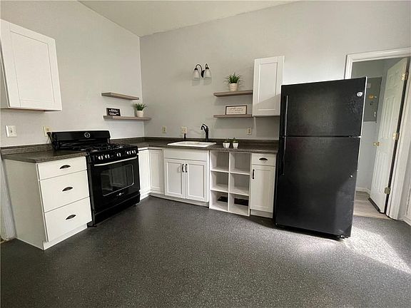 3rd image of 704 N 11th St