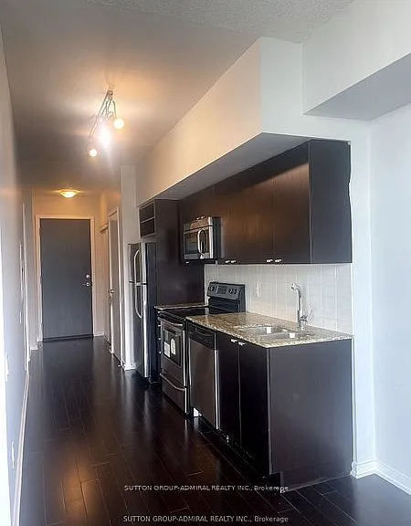 105 The Queensway #2713 — Photo 2