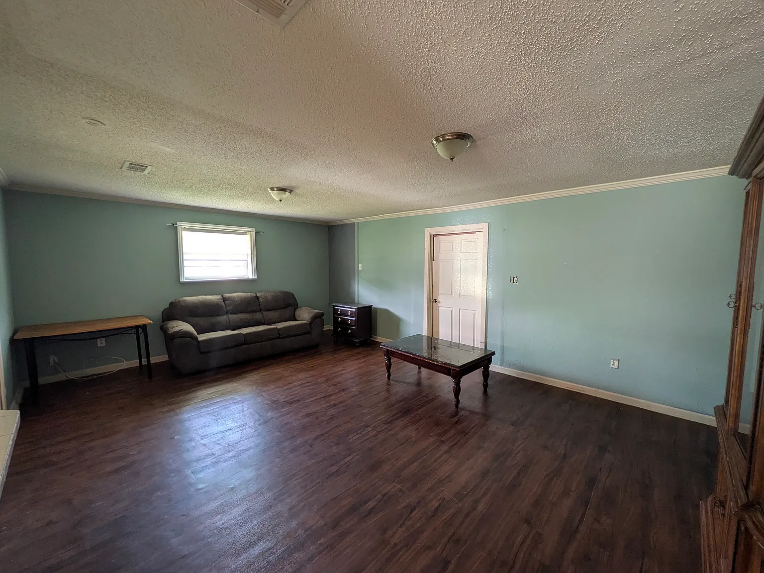 3 bed, $1,200 — Photo 2