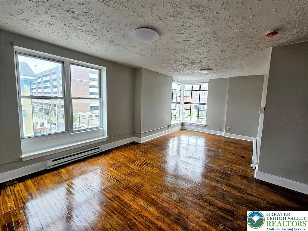 2 bed, 1.0 bath, 800 sqft, $1,350 — Photo 2