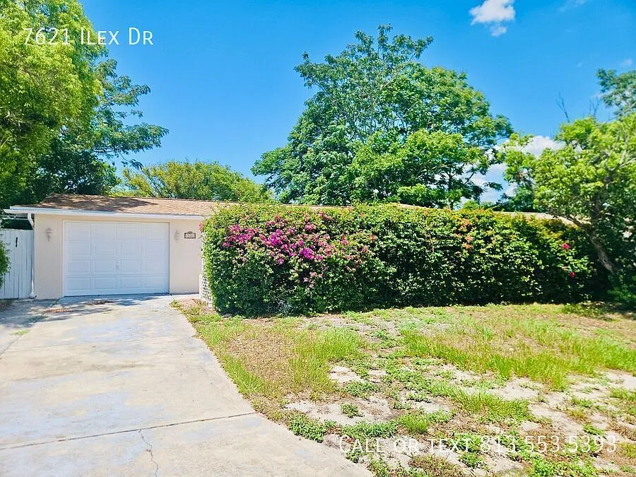 Spacious 3BR Home with Fenced Yard & Family Room in Port Richey — Photo 3