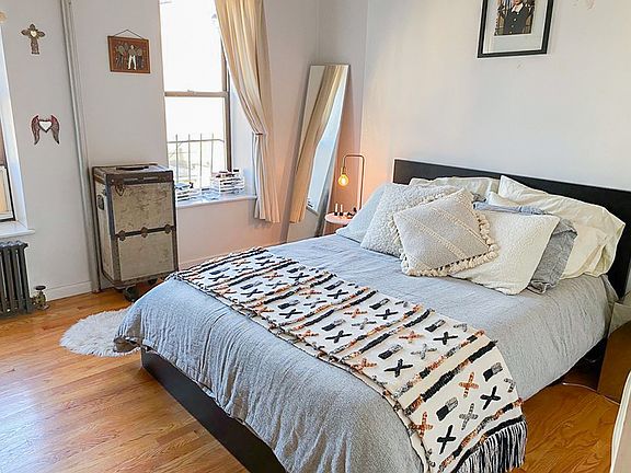 4th image of 238 E 7th St APT 26