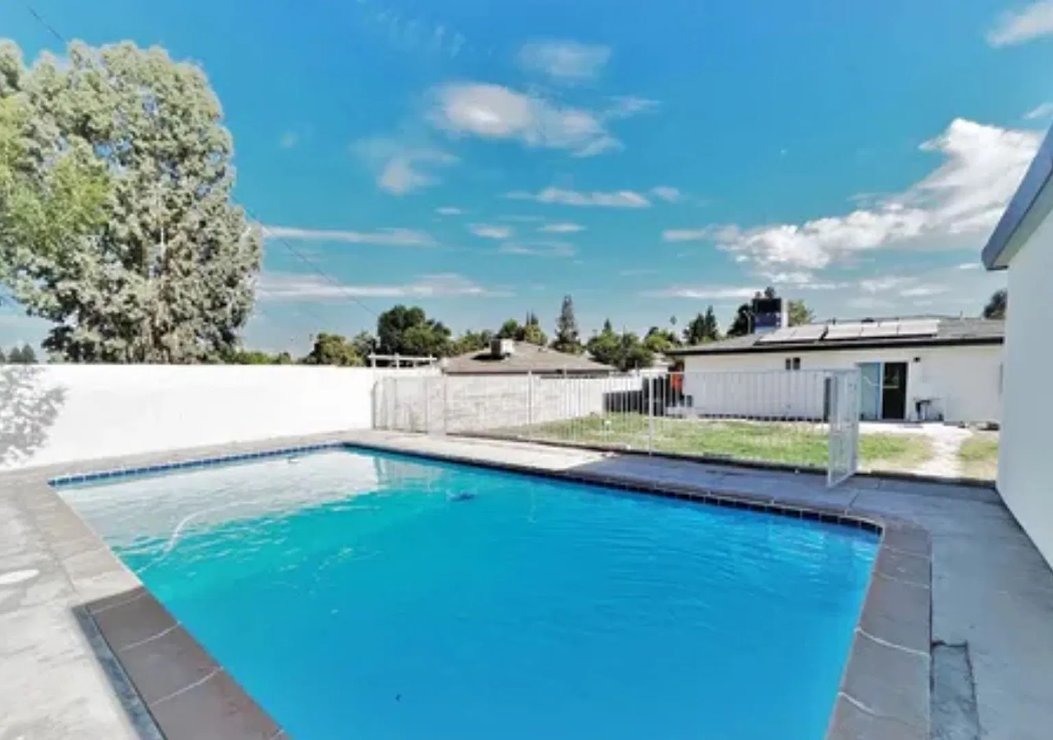 Northeast home for rent with a pool — Photo 1