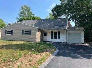 5 Sandpiper Ln, Coram, NY 11727