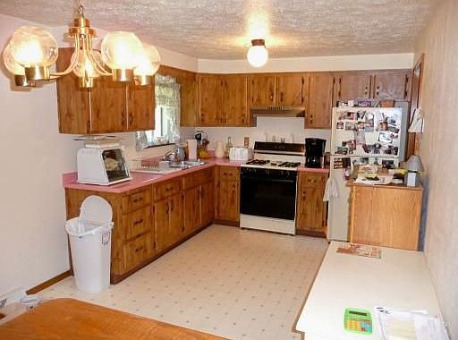 Spacious Country Kitchen