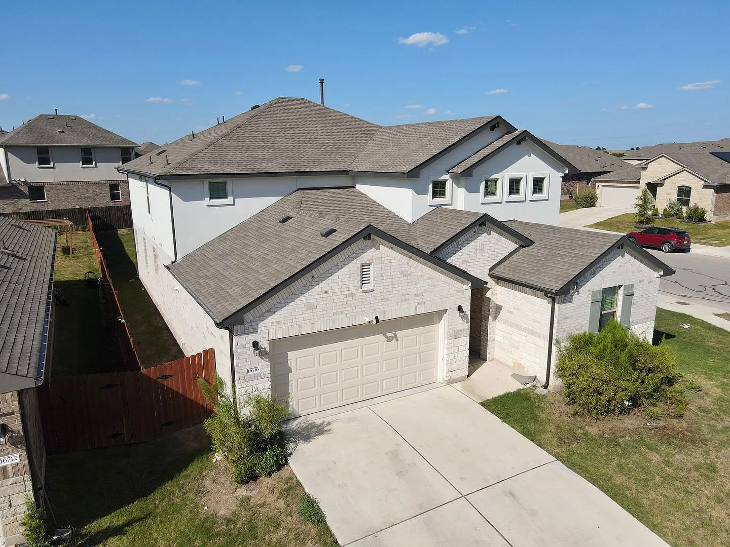 Move-In Ready 5 Bed, 3 Bath Home with 2-Car Garage in Pflugerville! — Photo 1