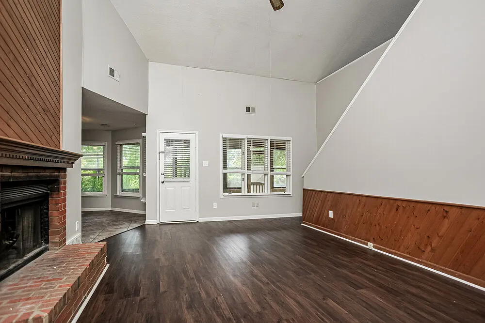 3 bed, 2.0 bath, 2418 sqft, $2,020 — Photo 4
