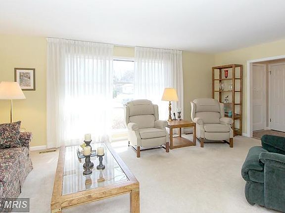 5th image of 18528 Queen Elizabeth Dr