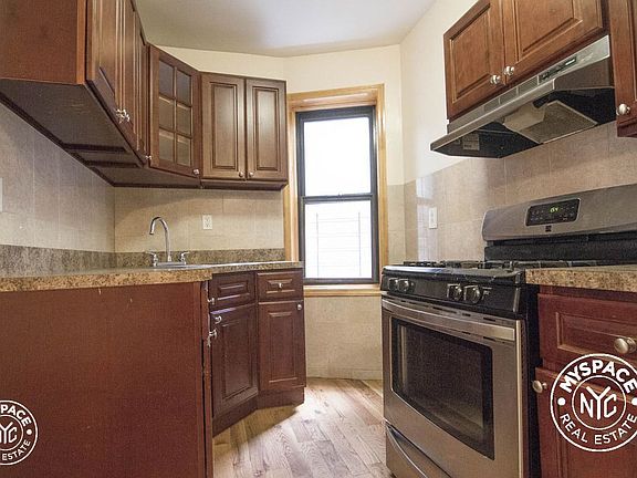 3rd image of 100 E 21st St APT 107