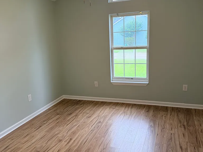 174 Sussex Ct — Photo 8