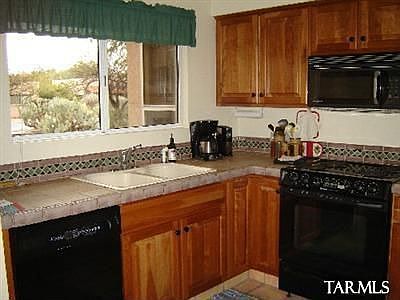 Updated Kitchen w/ breakfast nook