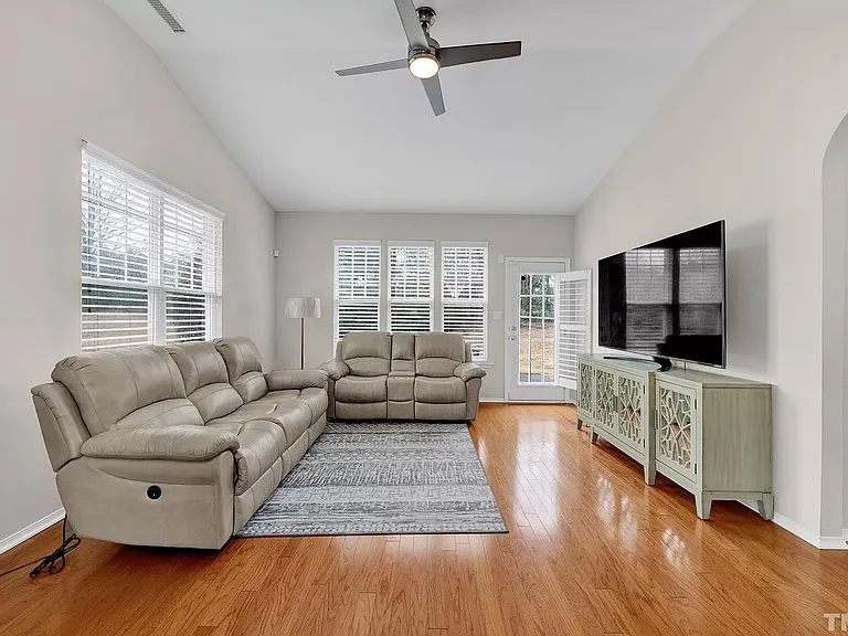 401 Courthouse Dr — Photo 5