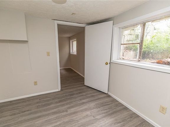 5th image of 1636 Squire St