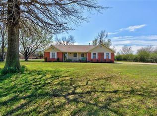 1104 Chestnut Ln, Edmond, OK 73034