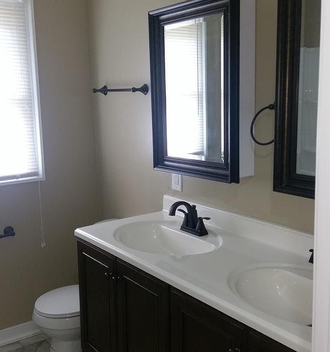 1728 Oak St Bathroom