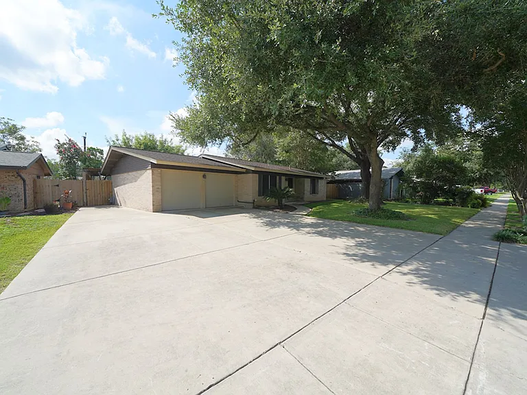 9802 La Rue St — Photo 4