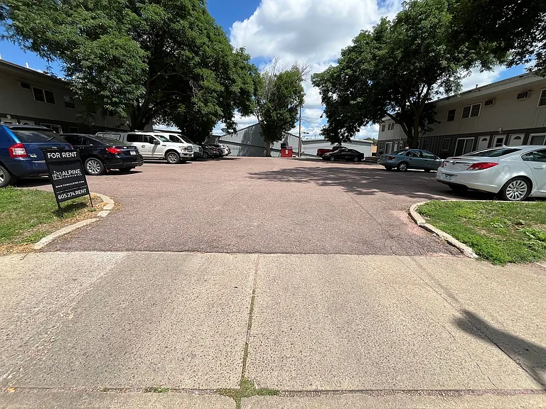 2332 S Duluth Ave — Photo 18