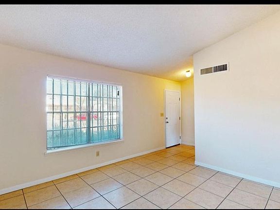 3rd image of 1009 Shawnee Ln