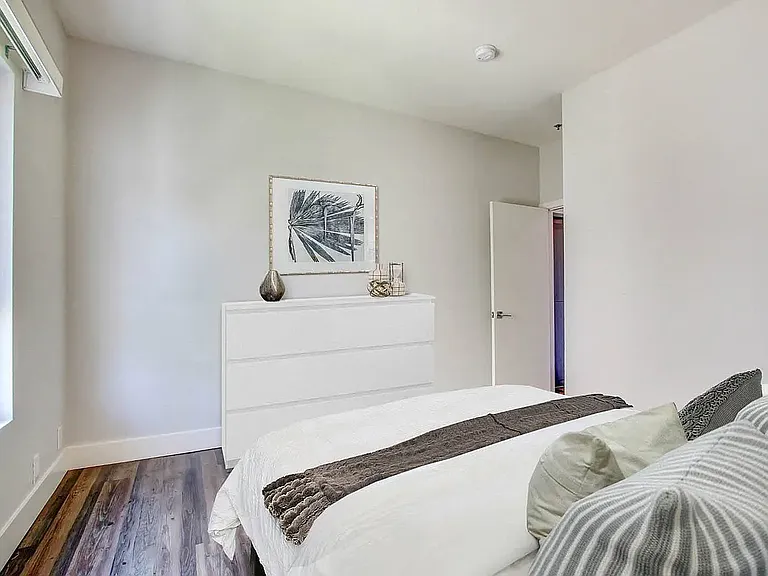 430 Kelton — Photo 16