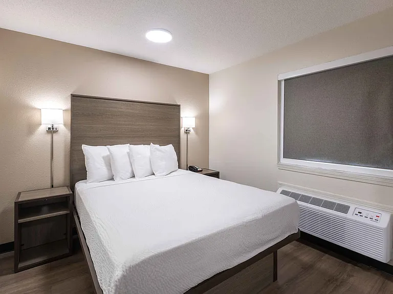 Deluxe Studio - 1 Queen Bed