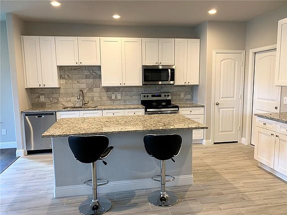 5th image of 2401 La Costa Dr