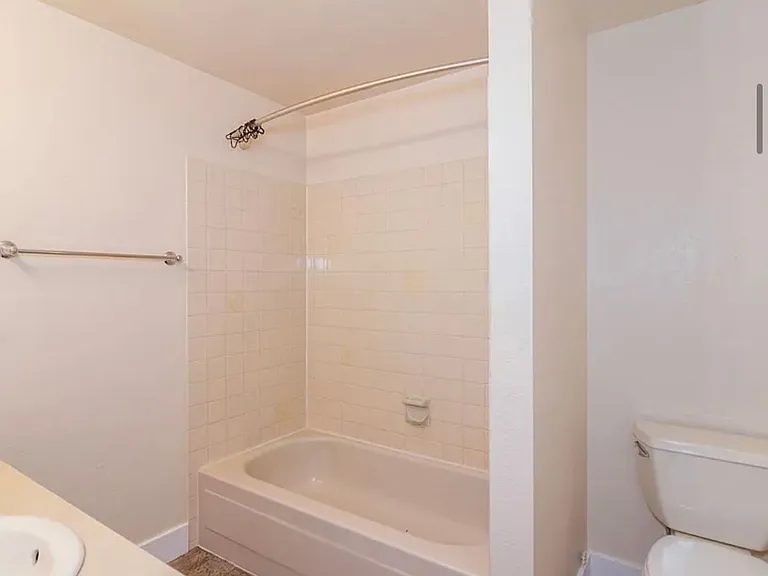 505 W 6th St — Photo 16