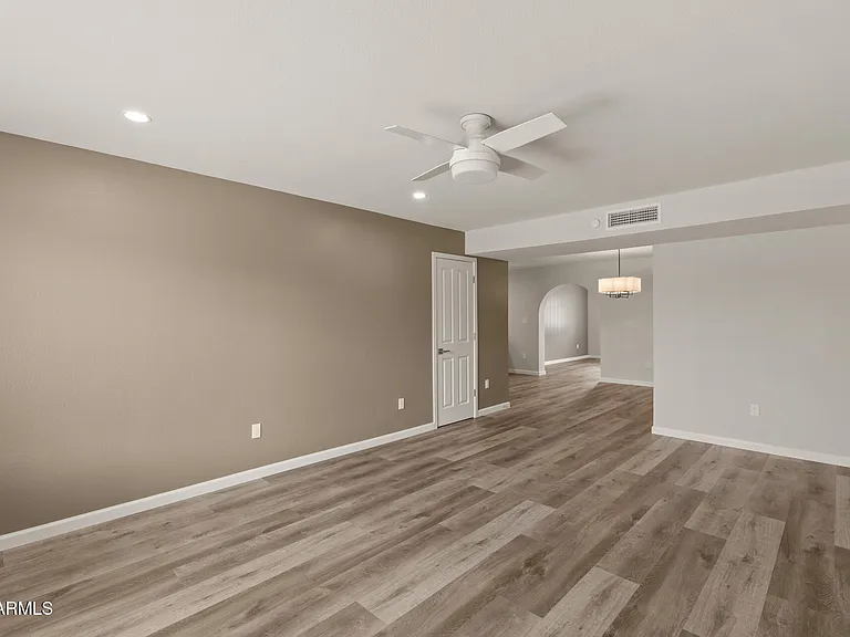 224 E Oxford Dr — Photo 19