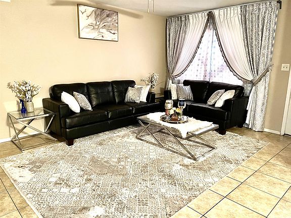 2nd image of 2615 E Oakleaf Dr