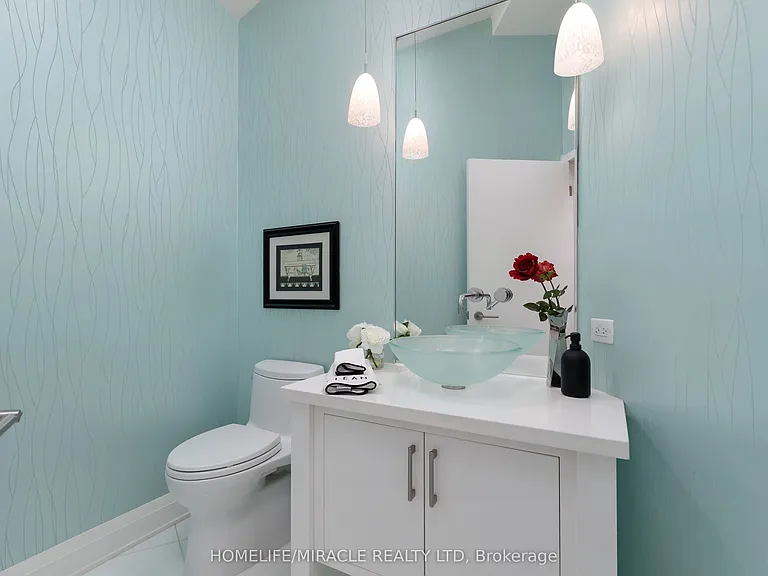 11 Champlain Cres — Photo 6