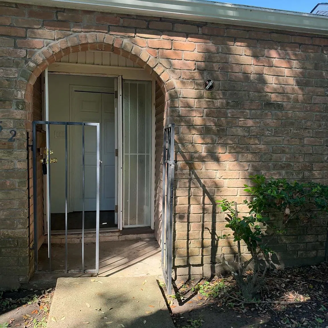 3 bed, 2.0 bath, 1221 sqft, $1,400 — Photo 2