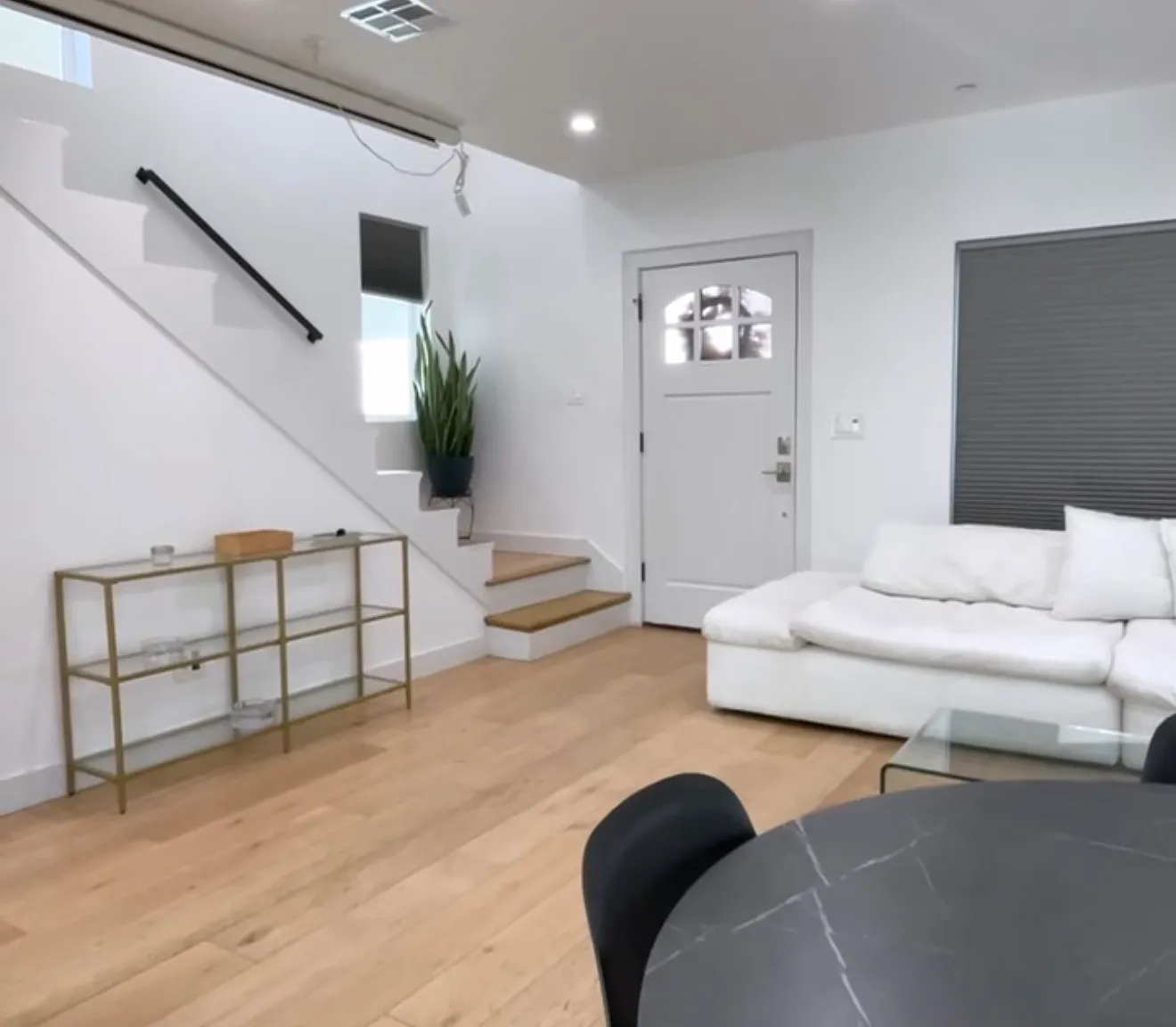 2 bed, 2.5 bath, 1225 sqft, $4,000 — Photo 3