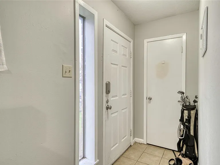 1108 S Dexter Dr — Photo 2