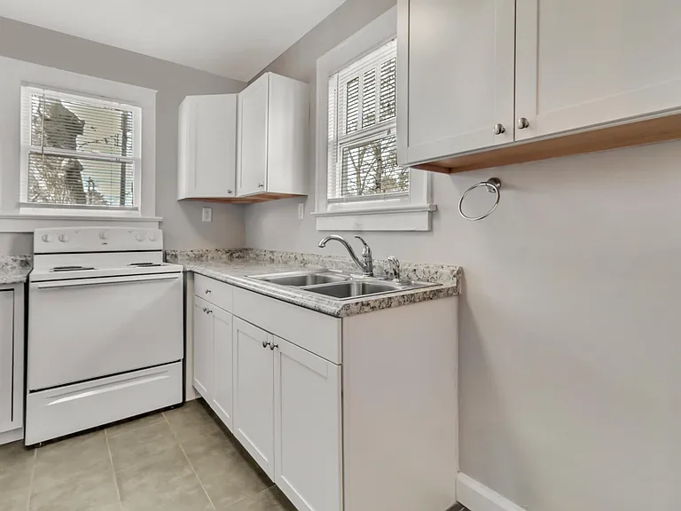 916 E 35th St — Photo 14