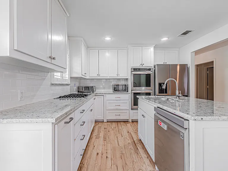 6935 Kingshollow Dr — Photo 8