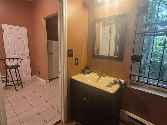 5th image of 4033 Poplar St