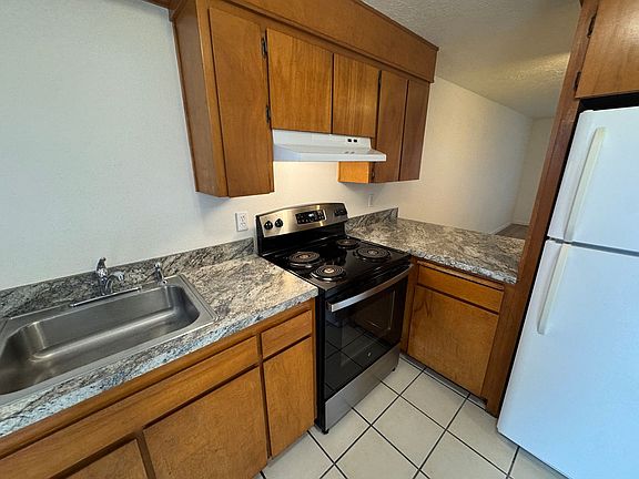 5th image of 928 SW 11th St