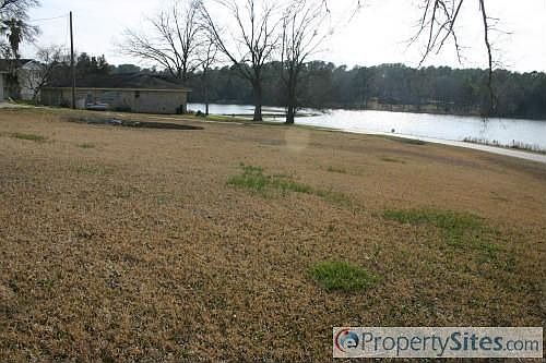 3rd image of 555 Lakeway Dr