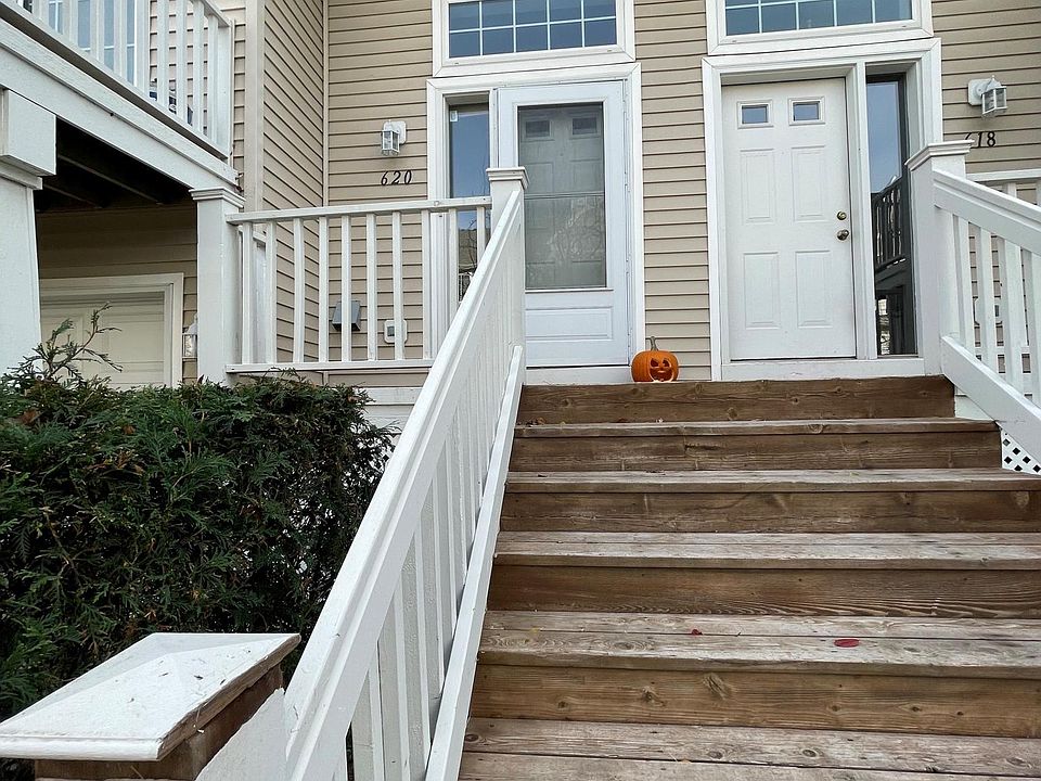 1st image of 620 Willoughby Way W