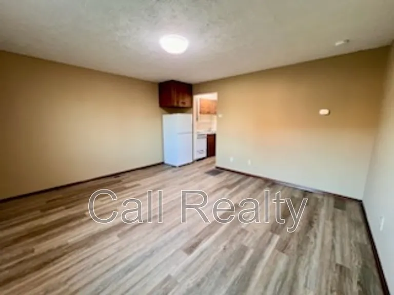 5225 N Crestline St — Photo 2