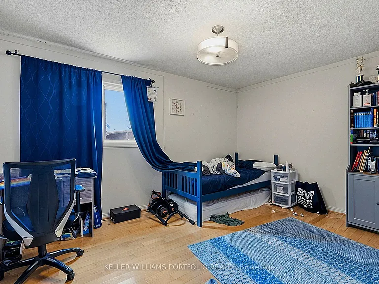 73 Jessica Gdns — Photo 32