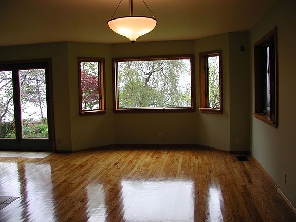 Bay window, lake side