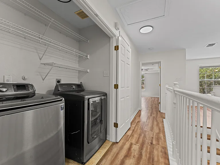 807 Midway Crst — Photo 17