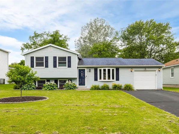 7 Village Trl, Spencerport, NY 14559
